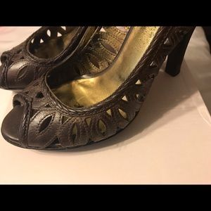 GUESS brown eyelet pumps